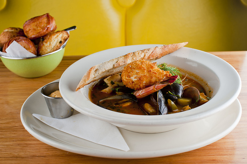 贻贝。经典的法国或美国餐厅的开胃菜。用白葡萄酒、黄油、大蒜、洋葱、新鲜香草蒸熟的贻贝，上面撒上法国奶酪和面包屑。配黄油烤法棍面包。