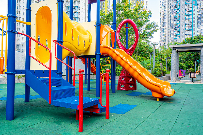 儿童操场、公园和住房背景的镜头