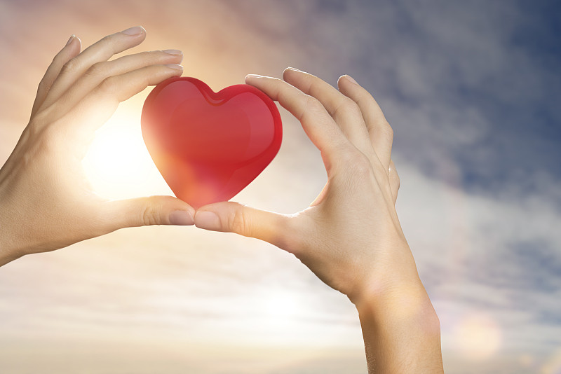 女人的手牵着心