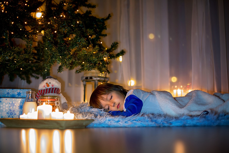 漂亮的小男孩，躺在地板上，睡着了