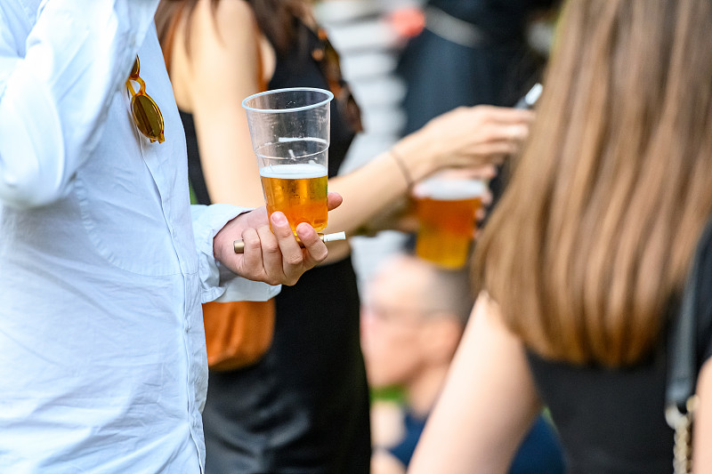 在派对上喝啤酒