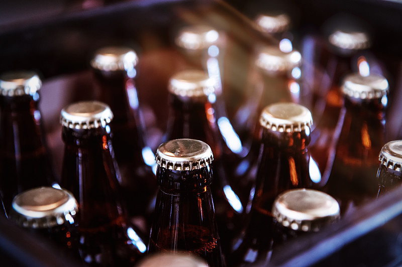 一箱新鲜瓶装啤酒