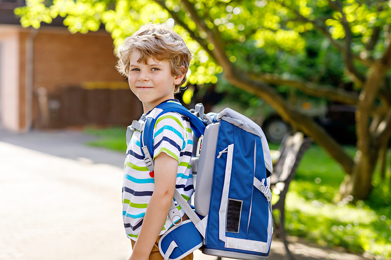 一个背着书包的小男孩，这是上学的第一天