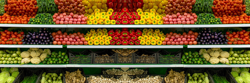 超市、农贸市场货架上的新鲜有机蔬菜和水果。健康食品的概念。维生素和矿物质。西红柿，辣椒，黄瓜，蘑菇，西葫芦