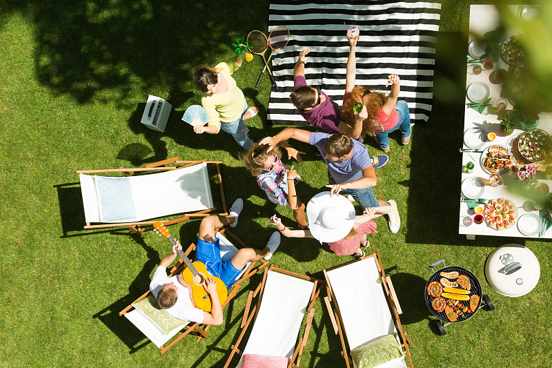 朋友们在花园里跳舞