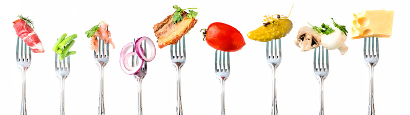 蔬菜，肉类和海鲜在白色的背景。