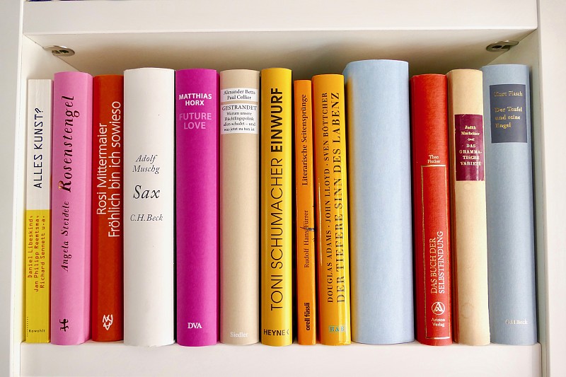 书架上摆满了新书