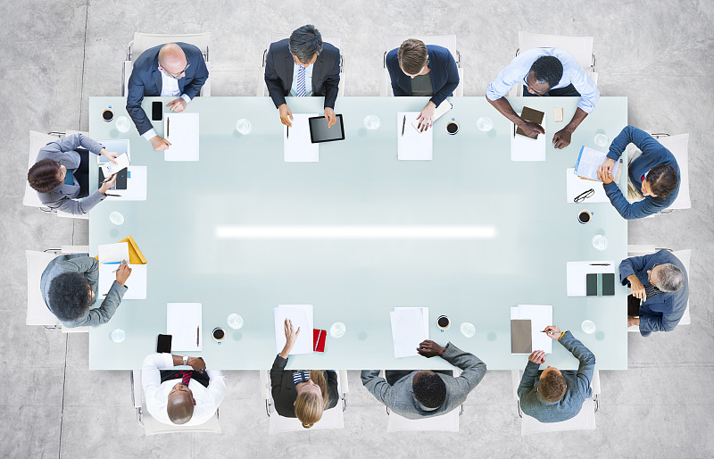 不同的商务人士在办公室开会