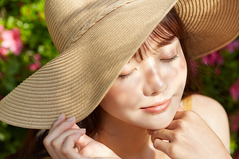 年轻的亚洲女性喜欢这个度假胜地