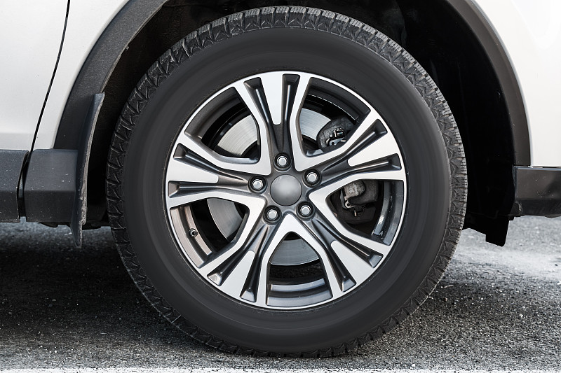 带有轮子的白色现代汽车碎片