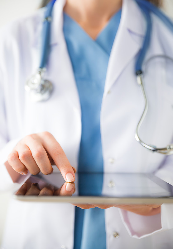 医生使用平板电脑