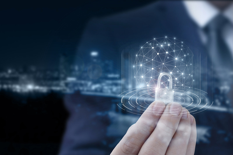 人类以挂锁的形式在全球网络中提供保护。