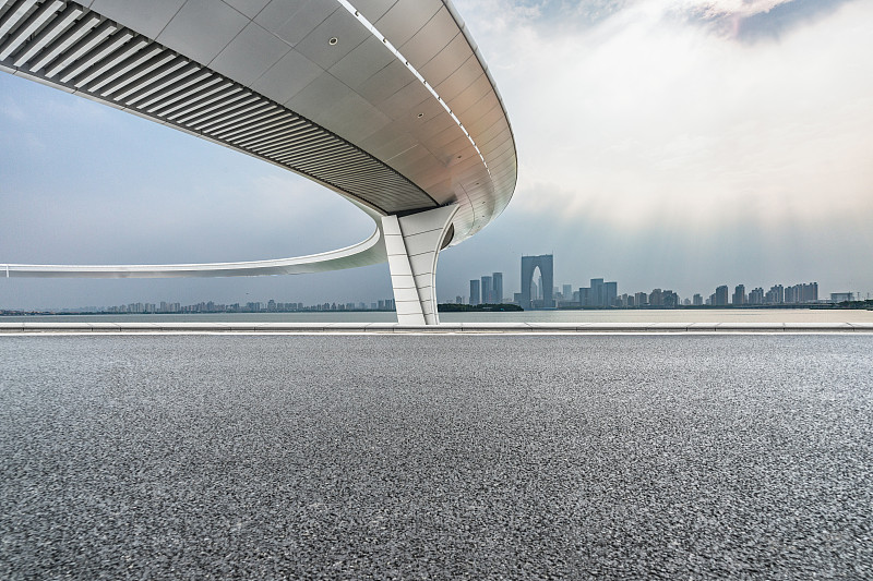 以城市天际线为背景的干净沥青路