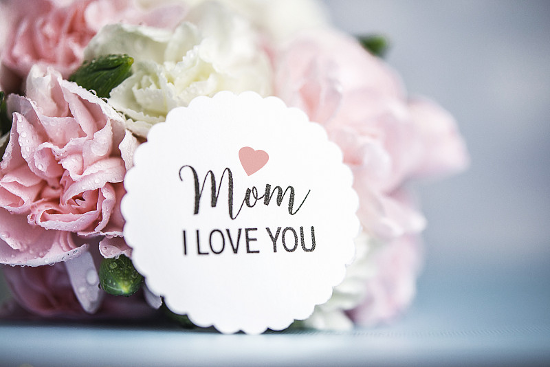 母亲节静物生。颜色柔和的花与信息