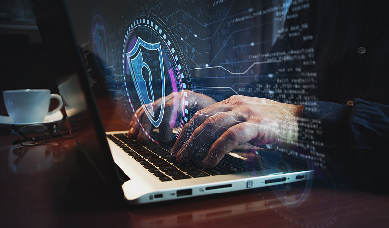 网络安全和数字网络保护符号和人工打字键盘