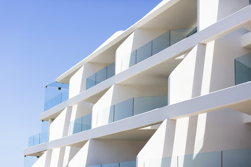 特写现代公寓大楼对着蓝天，复制空间