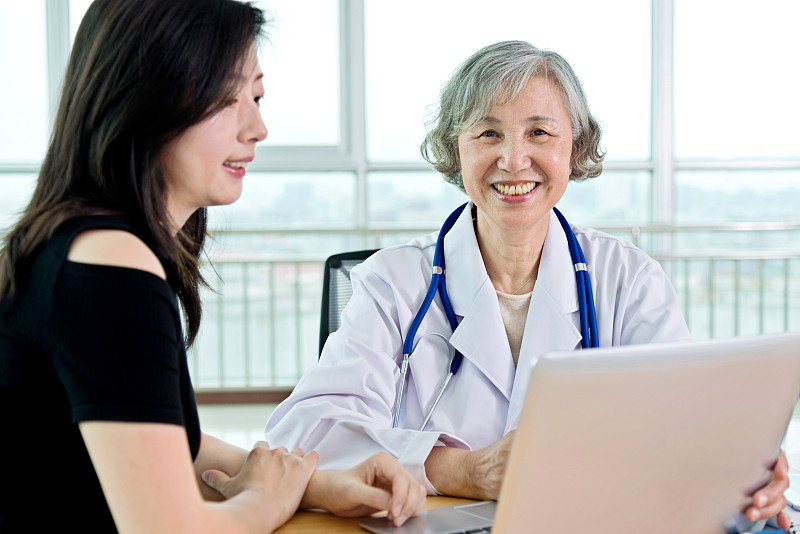 资深女医生和她的病人谈话
