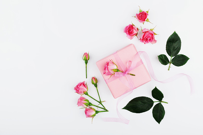 母亲或妇女节贺卡的概念。平的。