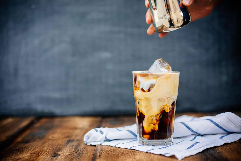 在木桌上准备冰拿铁