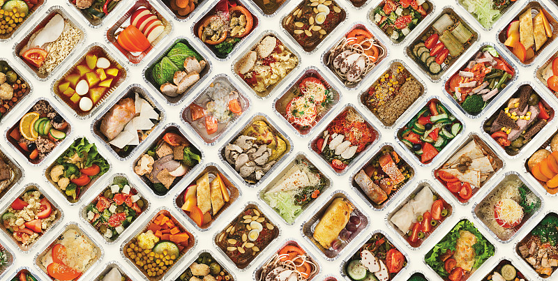 一套白色背景的外卖食品盒