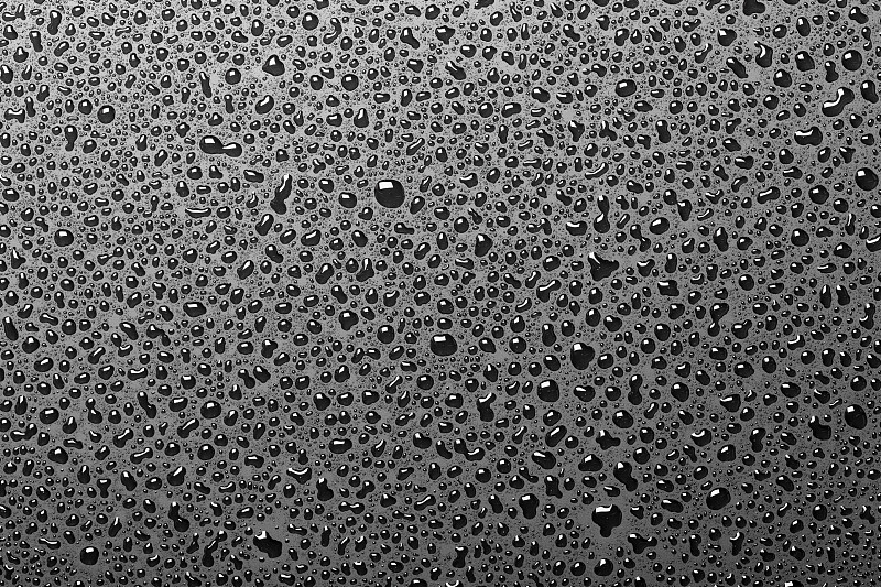 水滴落在黑色背景上