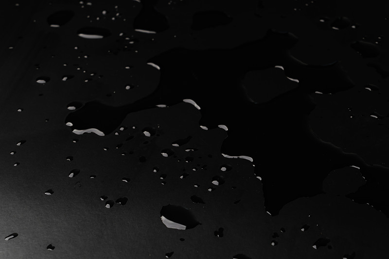 落在黑色背景上