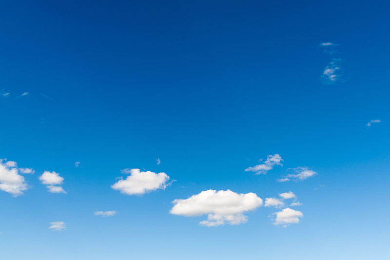 明亮的天空和新鲜的空气为背景