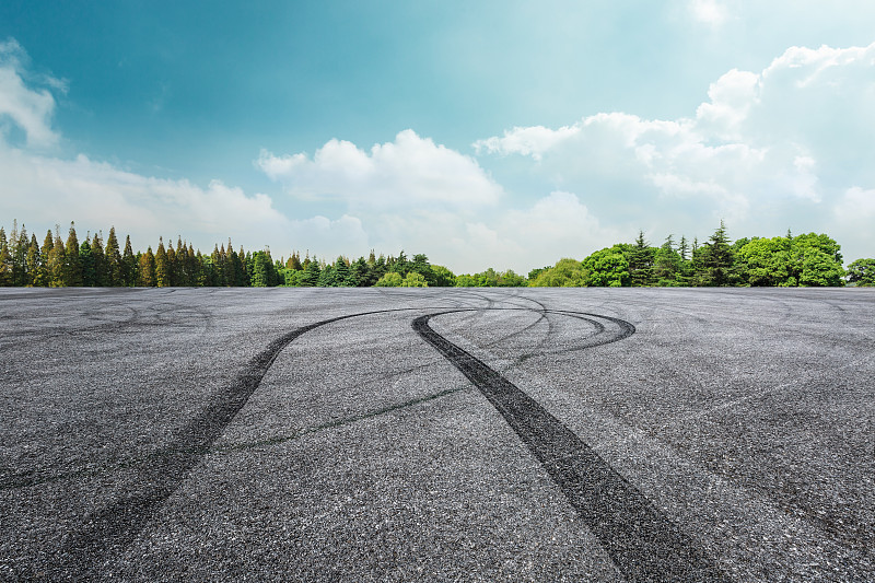 柏油路环线和天空云和汽车轮胎刹车