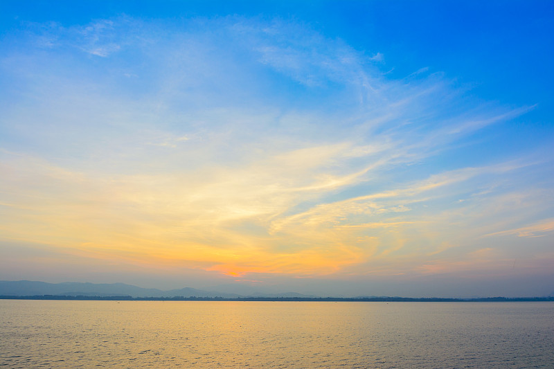 以山为背景的自然日出