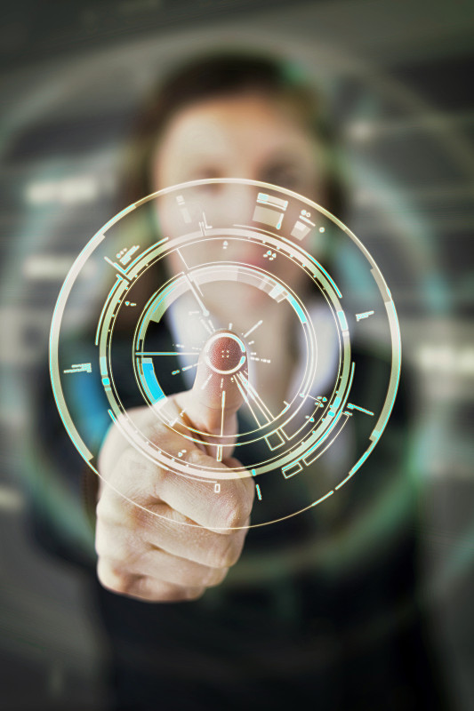 年轻的商业女性和未来的图形用户界面