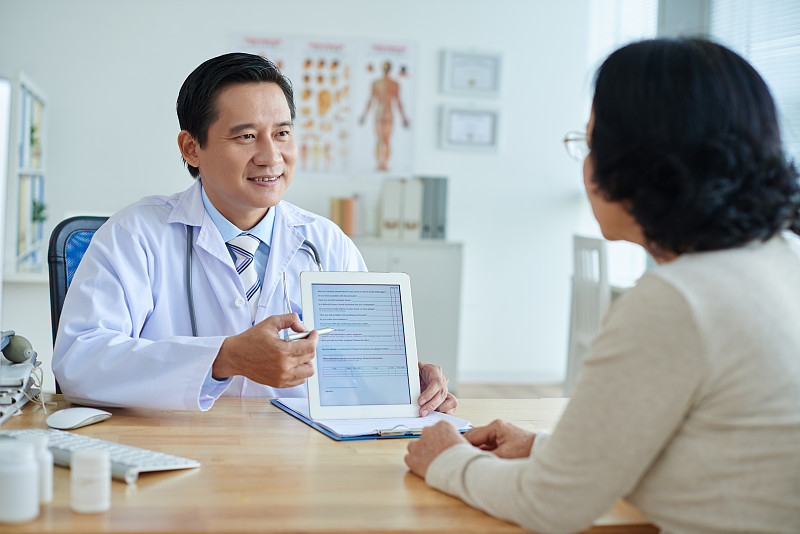 亚洲医生与病人交谈