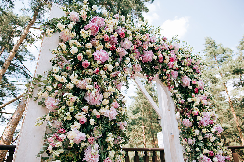 在松林里用鲜花装饰的婚礼拱门