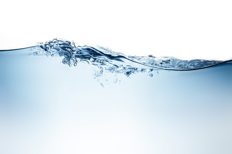 蓝色的水波浪和泡沫来清洁饮用水