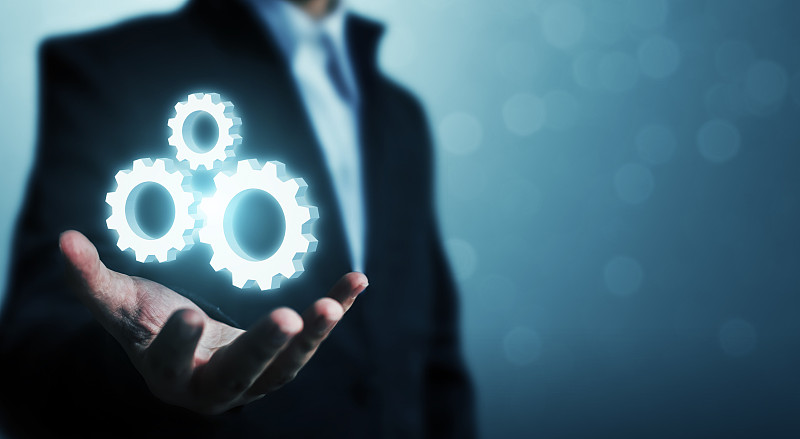 手显示图标齿轮过程。自动化软件技术流程系统业务概念