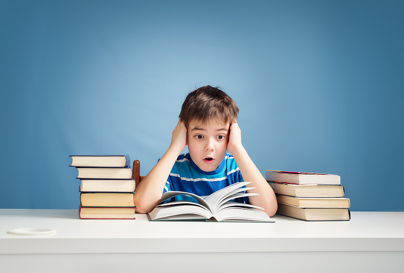 七岁的孩子在看书