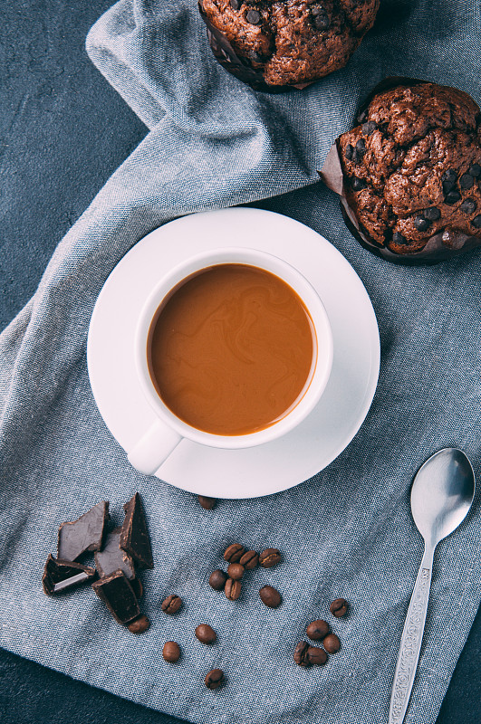 深色背景上有巧克力松饼和咖啡