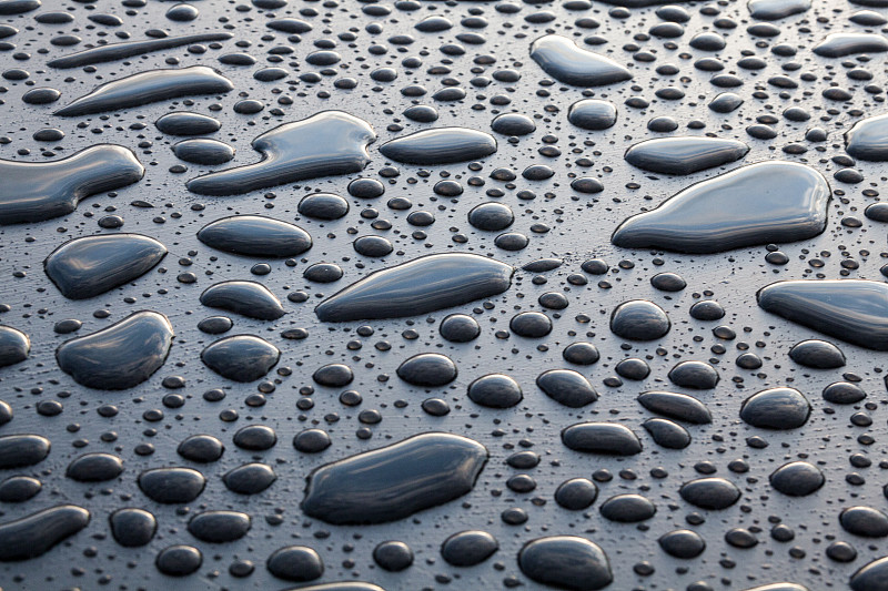 水滴落在金属表面