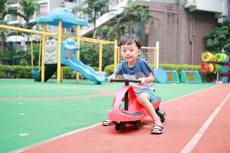 可爱的亚洲孩子在操场上