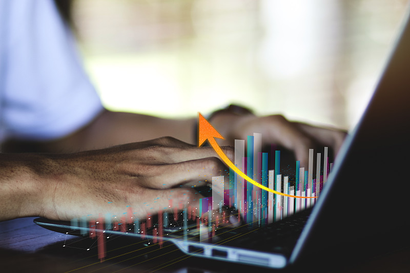 商业金融技术和投资交易交易员投资者。股票市场投资基金和数字资产。商人分析外汇交易图表财务数据。