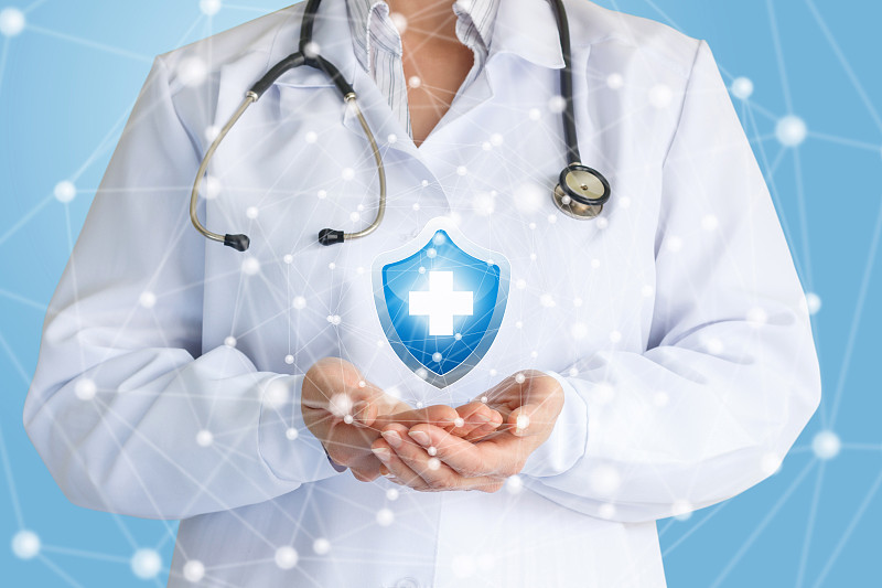 医生显示健康保护的象征。