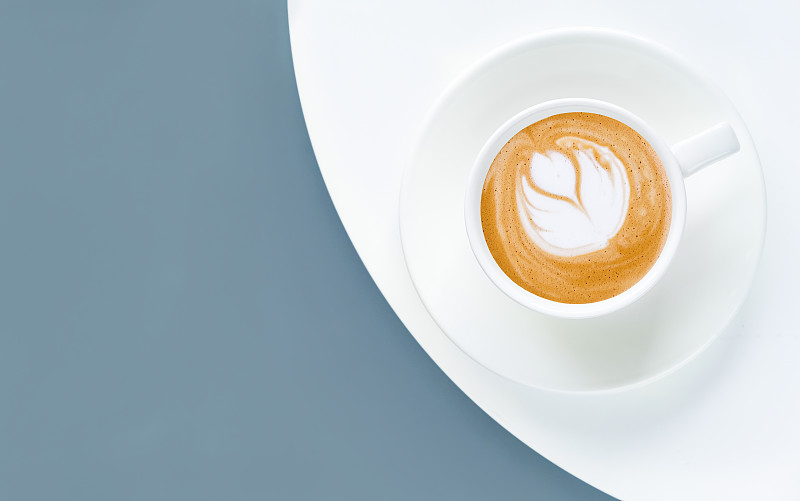 咖啡馆里灰色桌子上的一杯咖啡。舒适的flatlay