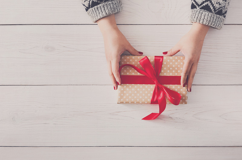 女人的手在礼物盒里送圣诞礼物