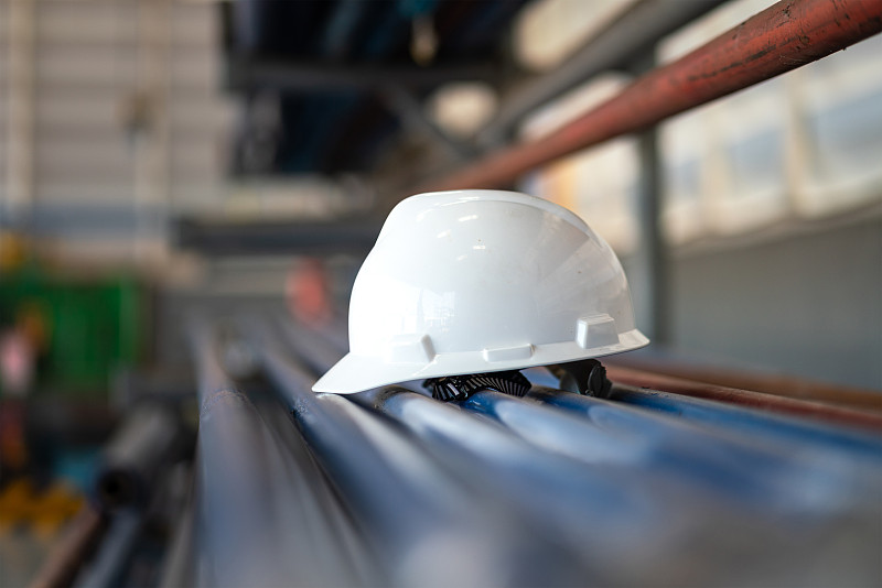 白色安全帽或安全帽-工业工作的个人防护装备。