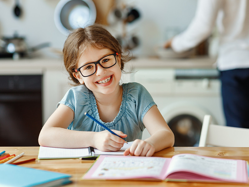 快乐的女孩在家学习