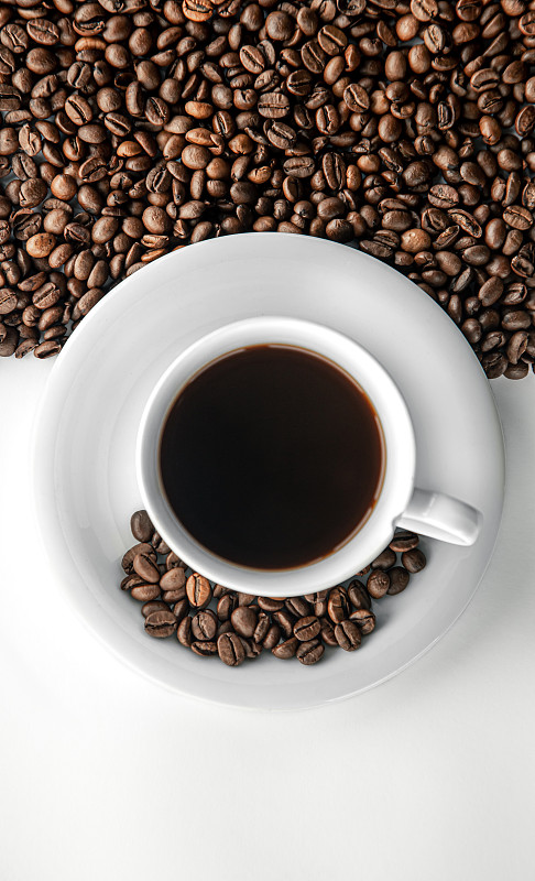 一杯咖啡和咖啡豆，平铺。