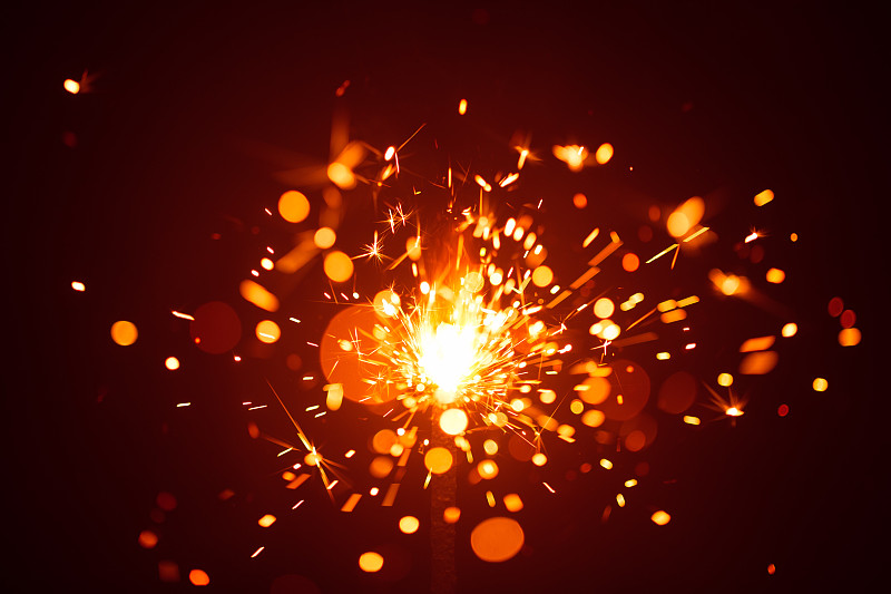 圣诞烟花在阴霾与红色的光