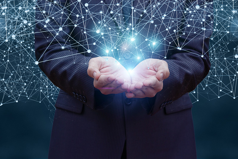 商人手演示数字连接线。