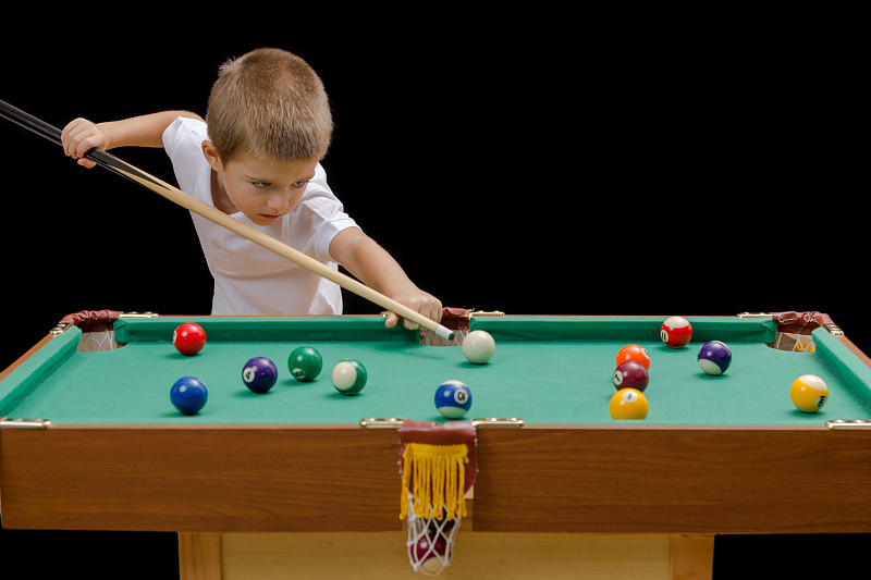 漂亮的男孩在打台球