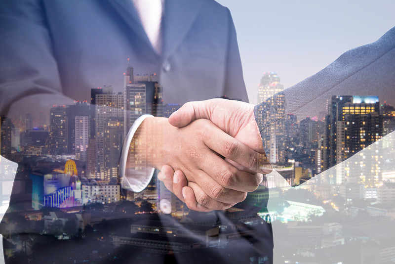 握手和城市之夜的双重曝光