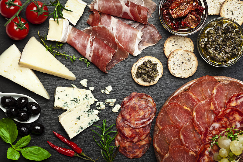 美味的开胃菜在深色的石板桌上